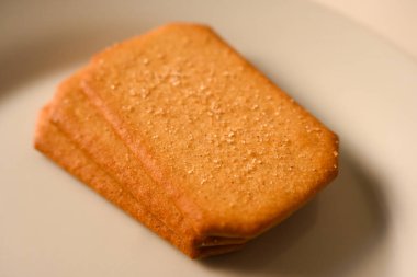 Tabakta şeker ve tarçınlı kurabiyeler