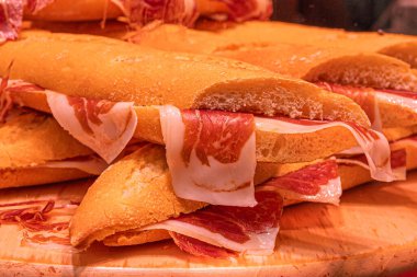 Markette İber jambonlu sandviç.