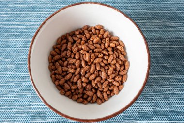 Bir kasede çikolatalı pirinç gevreği.