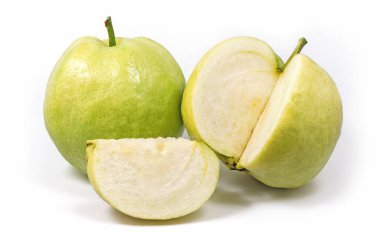 Guava meyveleri beyaz arkaplanda izole