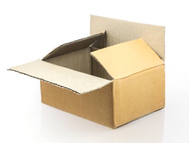 Karton kutu beyaz arkaplanda izole edilmiş.