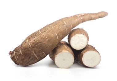 Beyaz arkaplanda yalıtılmış Cassava kökü