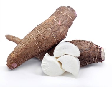 Beyaz arkaplanda yalıtılmış Cassava kökü