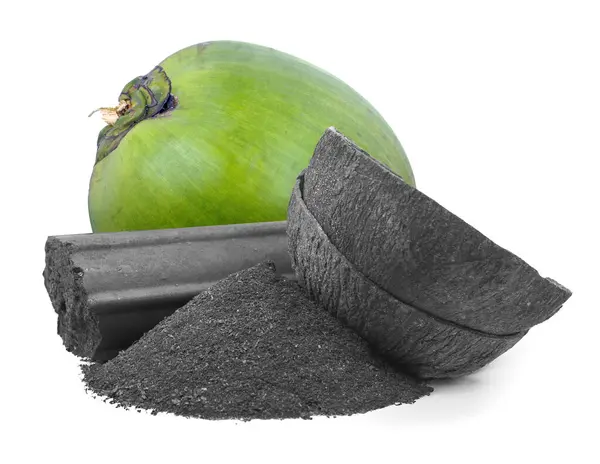 Hindistan cevizi kömürü beyaz arkaplanda izole edildi