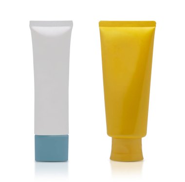 Beyaz arka plan üzerinde izole kozmetik tüpler