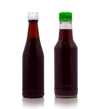 Beyaz arka planda izole edilmiş lezzetli soslu şişeler.