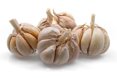 Beyaz arkaplanda sarımsak izole edilmiş.