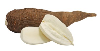 Beyaz arkaplanda yalıtılmış Cassava kökü