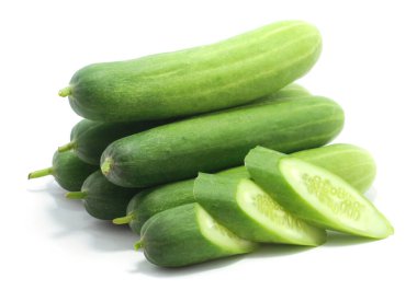 Beyaz arka planda izole edilmiş taze salatalık.