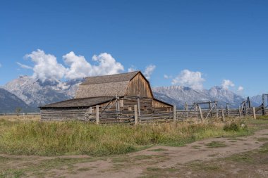 Grand Teton Ulusal Parkı 'ndaki Mormon Row Tarihi Bölgesi' nde John Moulton ahırı
