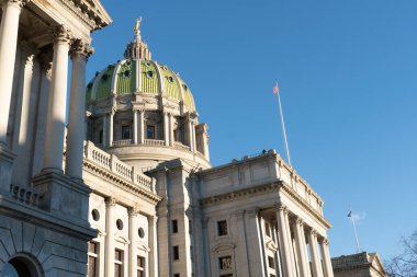 Pennsylvania Capitol binası Harrisburg, Pennsylvania 'da mavi gökyüzü arka planına karşı.