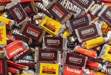 Hershey, Pennsylvania 15 Ekim 2021 Hershey çikolata dükkanında ve Hershey, Pennsylvania 'da turistlerin ilgisini çeken dükkanda sergilendi.