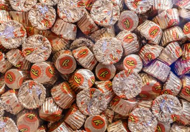 Hershey, Pennsylvania, 17 Kasım 2022 Reese 'in fıstık ezmeli fincanları Hershey, Pennsylvania' daki Hershey Çikolata Dünyası 'nda sergileniyor.