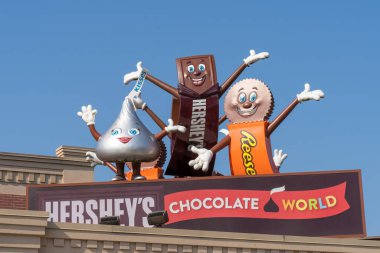 Hershey Pennsylvania, ABD-4 Aralık 2021 Hersheys Çikolata Dünyası Karakterleri Hersheys Perakende Dükkanı 'nın girişinde turistleri selamlıyor.
