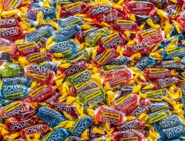 Hershey, Pennsylvania 15 Ekim 2021 Renkli Neşeli Çiftlik Sahibi sert şekeri Hershey Çikolata Dünyası perakende mağazasında ve Hershey, Pennsylvania 'daki turist merkezinde sergilendi.