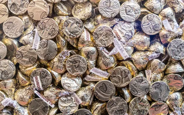 Hershey, Pennsylvania 17 Kasım 2022 Hershey Öpücükleri Hershey Çikolata Dünyası perakende mağazasında ve Hershey, Pennsylvania 'daki turistik merkezde sergilendi.