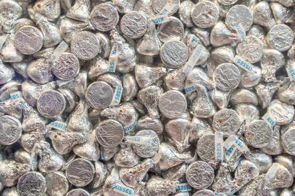 Hershey, Pensilvanya 15 Ekim 2021 Hershey Öpücükleri Hershey Çikolata Dünyası perakende mağazasında ve Hershey, Pennsylvania 'daki turist merkezinde sergilendi.