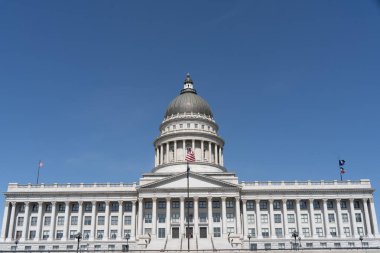 Salt Lake City, Utah 12 Eylül 2023 Utah Eyalet Meclis Binası mavi gökyüzü arka planına karşı 