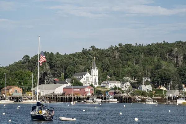 Boothbay, Maine, ABD-12 Temmuz 2021: Boothbay Harbor, Maine kıyısındaki Katolik kilisemiz. Limana demirlemiş ıstakoz ve balıkçı tekneleri.