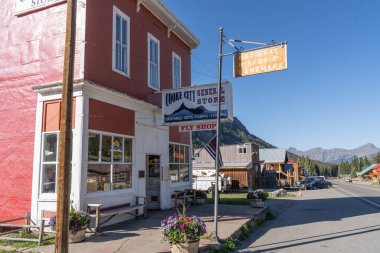 Cooke City, Montana 17 Eylül 202: Montana 'da Yellowstone Ulusal Parkı' nın kuzeydoğu girişindeki Büyüleyici Cooke City Market ve Fly Shop