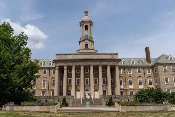 Pensilvanya Üniversitesi Park, 21 Temmuz 2024 Eski Main, Penn Eyalet Üniversitesi 'nin ana idari binası. State College, Pennsylvania, ABD 'deki University Park' ta yer almaktadır.. 