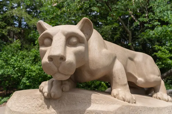 Pensilvanya Üniversitesi Park, 21 Temmuz 2024 Nittany Lion Shrine Eyalet Üniversitesi kampüsünde. Nittany Lion öğrenciler ve mezunlar için favori bir fotoğraf mekanıdır..