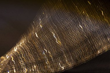 Light Bokeh. Bokeh, yanıp sönen sarı ışıklar kahverengi üzerine. Sarı-kahverengi tonlarda soyut bulanık arkaplan. Işık hareketi efekti.