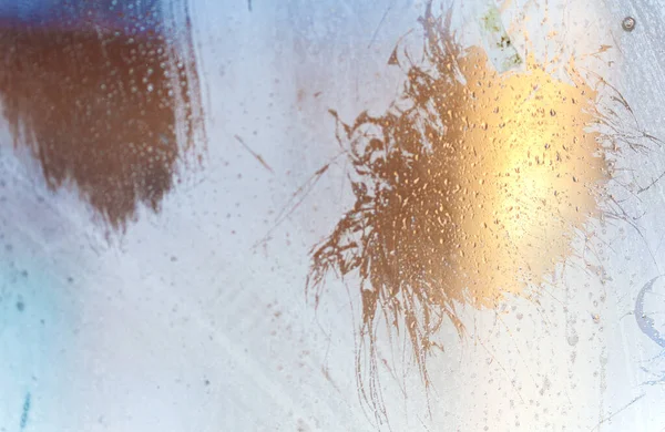 玻璃杯上污迹的变暗背景 冷凝增加的背景照片 横向视图 模糊的湿玻璃纹理 — 图库照片