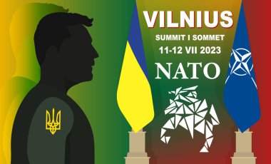 Ukrayna Cumhurbaşkanı Volodymyr Zelensky Temmuz 2023 'te Vilnius' ta yapılacak NATO zirvesinin logosuna bakıyor.
