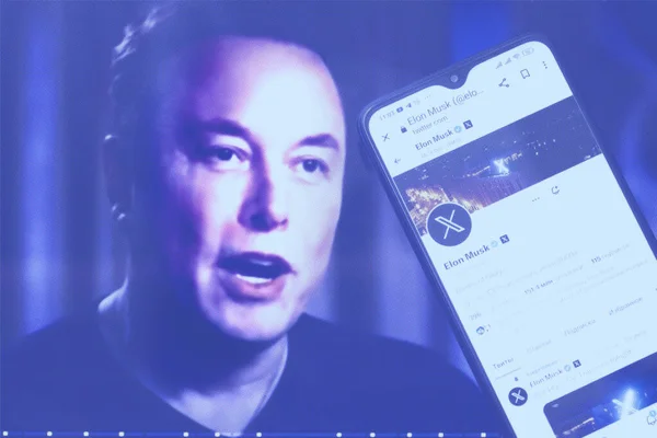Ukrayna, 2023. Arkaplanda Elon Musk 'ın akıllı telefon profili ve Elon Musk.
