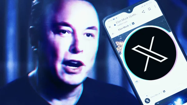 Ukrayna, 2023. Elon Musks Twitter profili akıllı telefondan ve Elon Musk arka planda. Arıza efekti