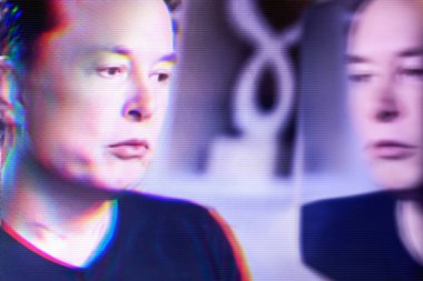 Elon Musk ve onun yansımasının odaksız hatalı portresi.