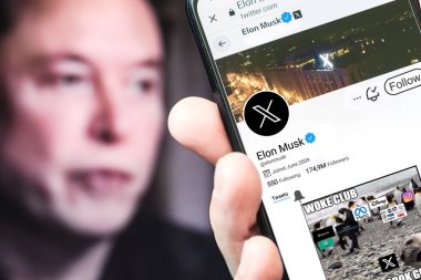 Poltava, Ukrayna - 5 Mart 2024: Elon Musk Twitter profili sayfası. Arka planda Elon Musk 'ın çözülmüş bir portresi var. Resimli editör fotoğrafçılığı.