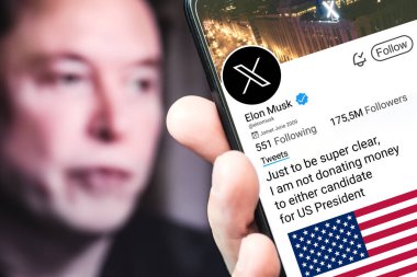 Poltava, Ukrayna - 6 Mart 2024: Elon Musk Twitter profili sayfası yeni bir tweet ile akıllı telefon ekranında. Arka planda Elon Musk 'ın bulanık bir portresi var. Resim fotoğrafçılığı.