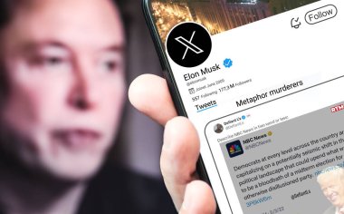 Poltava, Ukrayna - 18 Mart 2024: Elon Musk Twitter profili sayfası elinde bir akıllı telefonla. Arka planda Elon Musk 'un odaksız bir portresi var..