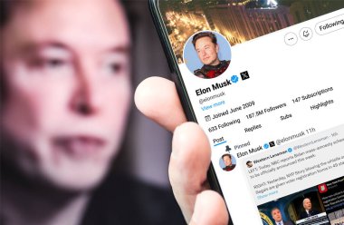 Editör illüstrasyon fotoğrafçılığı. Poltava, Ukrayna - 16 Haziran 2024 Elon Musk Twitter profili sayfası akıllı telefon ekranında yeni bir tweet ile. Arka planda Elon Musk 'un bulanık bir portresi var..