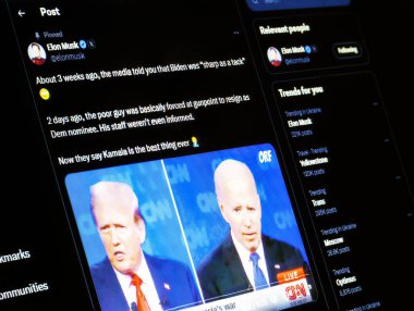 24 Temmuz 2024 'te Elon Musk' un Joe Biden ve Donald Trump hakkında yazdığı yeni bir Twitter iletisi bilgisayar ekranında belirdi..