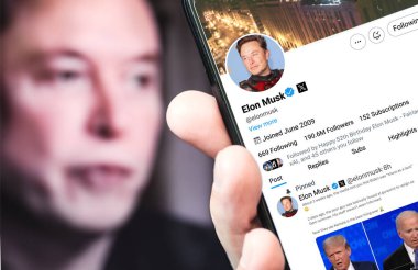 Ukrayna. Poltava. 24 Temmuz 2024. Elon Musk 'ın profili akıllı telefon ekranında. Mesajlı yeni tweet. - Evet. Arka planda Elon Musk 'un odaksız bir portresi var..