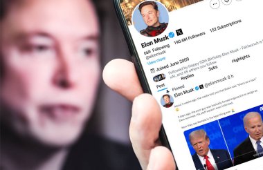 Ukrayna. Poltava. 24 Temmuz 2024. Elon Musk 'ın profili akıllı telefon ekranında. Mesajlı yeni tweet. - Evet. Arka planda Elon Musk 'un odaksız bir portresi var..