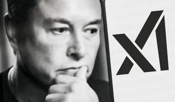 Poltava. Ukrayna - 25 Temmuz 2024: xAI logosu arka planda Elon Musk ile birlikte akıllı telefon ekranında. XAI, Elon Musk tarafından Mart 2023 'te kurulan yapay zeka şirketidir..