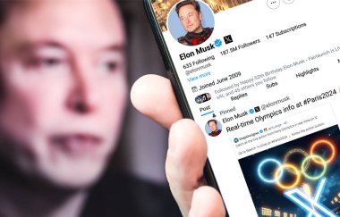 Ukrayna. Poltava. 26 Temmuz 2024. Elon Musk 'ın profili akıllı telefon ekranında. Mesajlı yeni tweet. Arka planda Elon Musk 'un odaksız bir portresi var..