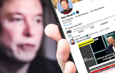Ukrayna. Poltava. 27 Temmuz 2024. Elon Musk 'ın profili akıllı telefon ekranında. Mesajlı yeni tweet. Arka planda Elon Musk 'un odaksız bir portresi var..