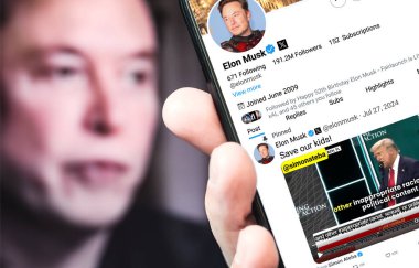 Ukrayna. Poltava. 27 Temmuz 2024. Elon Musk 'ın profili akıllı telefon ekranında. Mesajlı yeni tweet. Arka planda Elon Musk 'un odaksız bir portresi var..