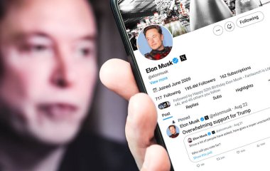 Poltava, Ukrayna - 22 Ağustos 2024. Elon Musk Twitter profili sayfasında elinde akıllı telefon var. Arka planda Elon Musk 'un odaksız bir portresi var..