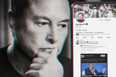 Ukrayna. Poltava. 5 Eylül 2024. Elon Musk 'ın profili akıllı telefon ekranında. Mesajlı yeni tweet. Arka planda Elon Musk 'un Portresi.