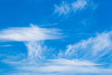 Bulanık beyaz bulutlu mavi gökyüzü. Soyut bulanık beyaz mavi gradyan barışçıl doğa.