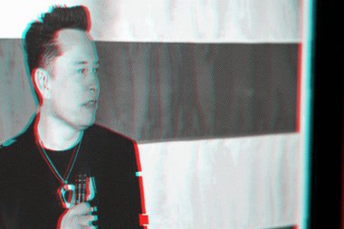 Ukrayna. Poltava. 19 Ekim 2024.Fotoğraf: Elon Musk Twitter sayfası, Philadelphia, Pensilvanya 'da bir belediye binasında yaptığı konuşma sırasında bir dizüstü ekranda. Kullanılan renk yarı- ton filtresi ve efekt hatası.