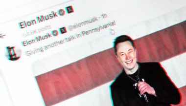 Ukrayna. Poltava. 19 Ekim 2024.Fotoğraf: Elon Musk Twitter sayfası, Philadelphia, Pensilvanya 'da bir belediye binasında yaptığı konuşma sırasında bir dizüstü ekranda. Kullanılan renk yarı- ton filtresi ve efekt hatası.