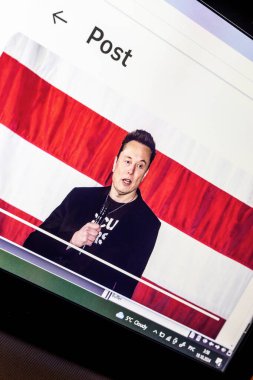Ukrayna. Poltava. 19 Ekim 2024. Fotoğraf: Elon Musk Twitter sayfası. Philadelphia, Pennsylvania 'da bir belediye binasında yapılan konuşma sırasında bir dizüstü bilgisayarda..