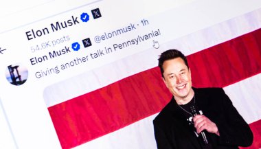 Ukrayna. Poltava. 19 Ekim 2024. Fotoğraf: Elon Musk Twitter sayfası. Philadelphia, Pennsylvania 'da bir belediye binasında yapılan konuşma sırasında bir dizüstü bilgisayarda..